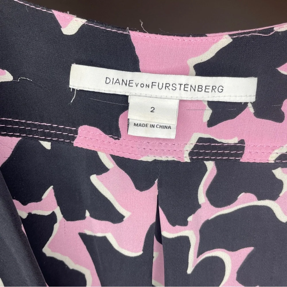 Diane Von Furstenberg - Daran Print Pink & Black Silk Cocktail Dress- Size 2 - Picture 10 of 10